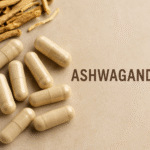 Cápsulas de suplemento de ashwagandha ao lado da raiz seca da planta