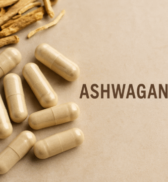 Cápsulas de suplemento de ashwagandha ao lado da raiz seca da planta