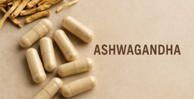 Cápsulas de suplemento de ashwagandha ao lado da raiz seca da planta