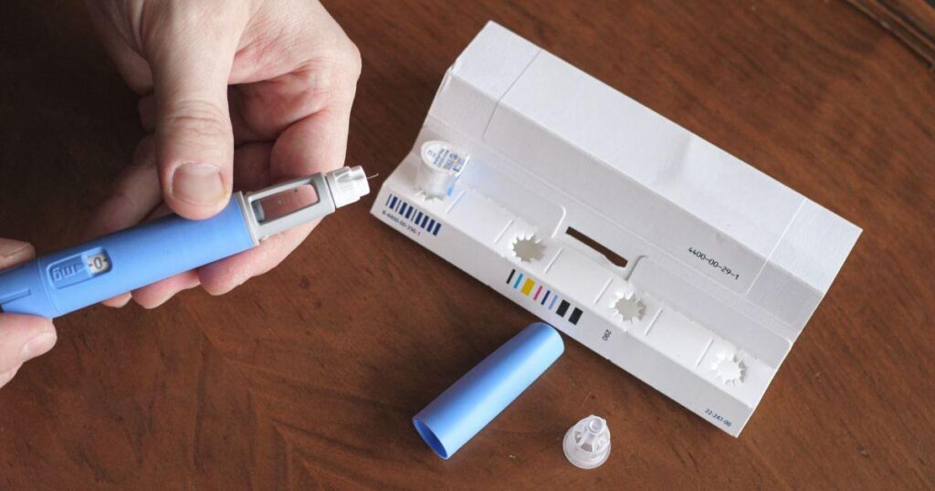 Caneta Ozempic sendo aplicada para emagrecimento e controle de diabetes